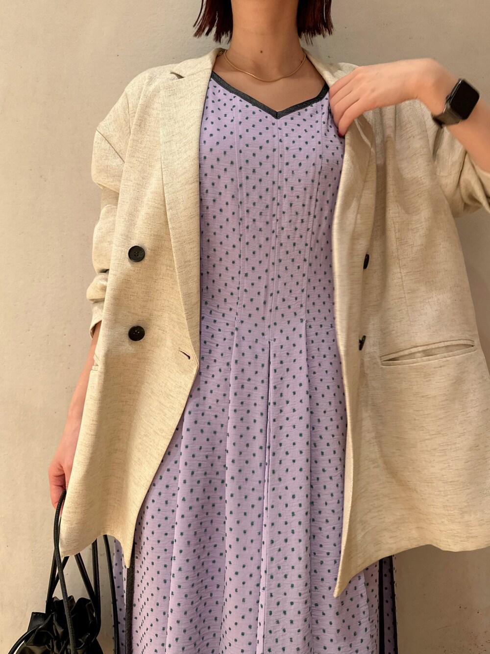 パープル系のワンピース、ベージュ系のテーラードジャケット、ブラック系のサンダルを着用したレディースの冬コーディネートの5枚目の写真