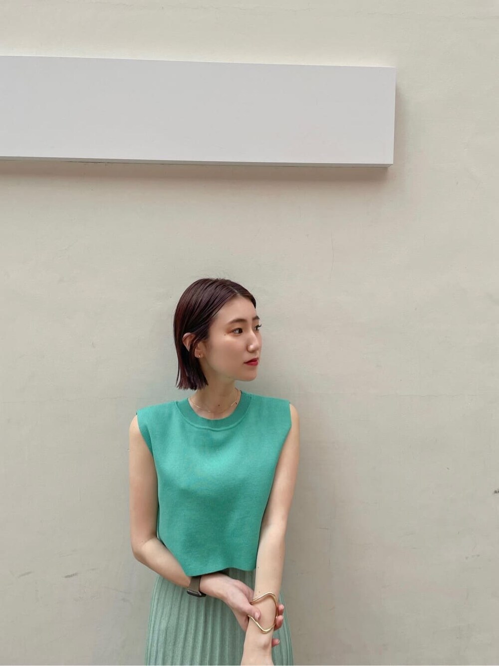 グリーン系のワンピース、ベージュ系のサンダルを着用したレディースの夏コーディネートの5枚目の写真