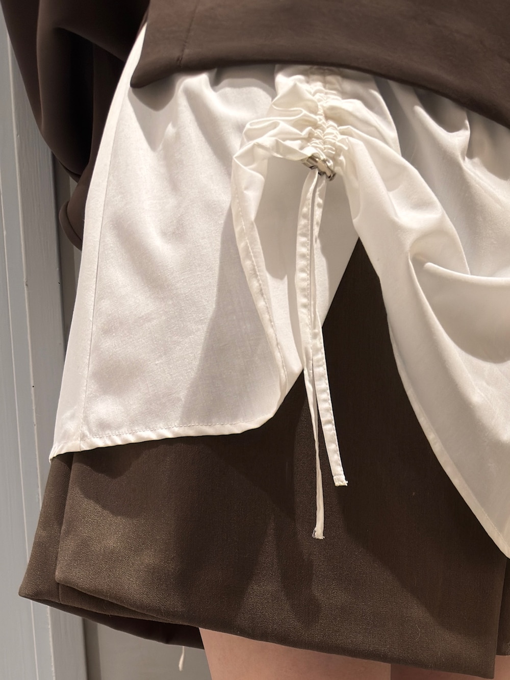 ブラウン系のパーカー、ブラウン系のその他パンツを着用したレディースの冬コーディネートの8枚目の写真