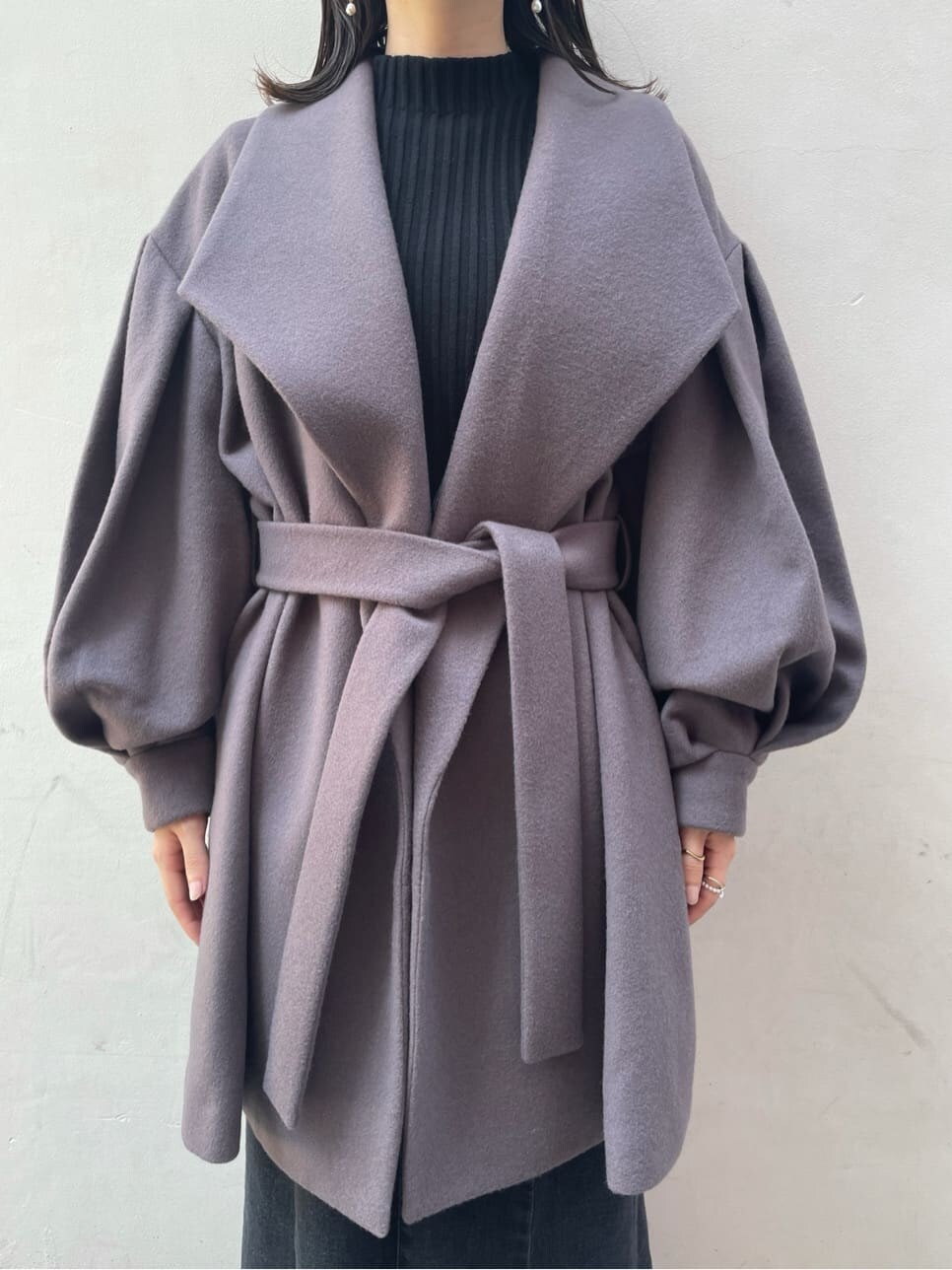 ブラック系のスカート、ホワイト系のその他シューズ、パープル系のその他アウターを着用したレディースの夏コーディネートの8枚目の写真