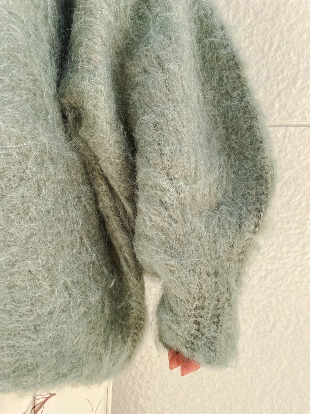 ベージュ系のブーツ、ブラウン系のショルダーバッグ、ホワイト系のスカートを着用したレディースの秋コーディネートの5枚目の写真