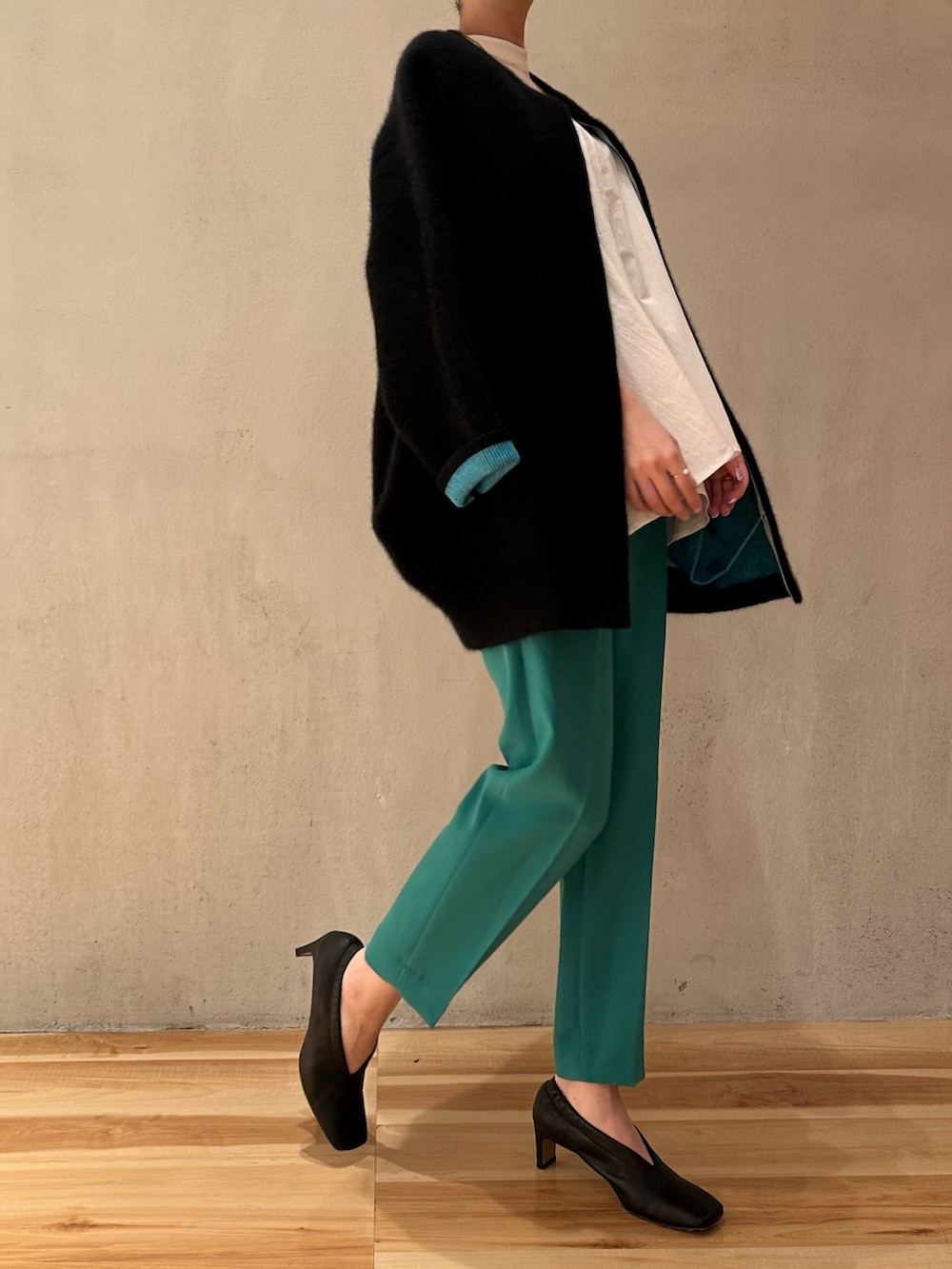 ブラック系のカーディガン/ボレロ、ホワイト系のシャツ/ブラウス、グリーン系のその他パンツを着用したレディースの冬コーディネートの7枚目の写真