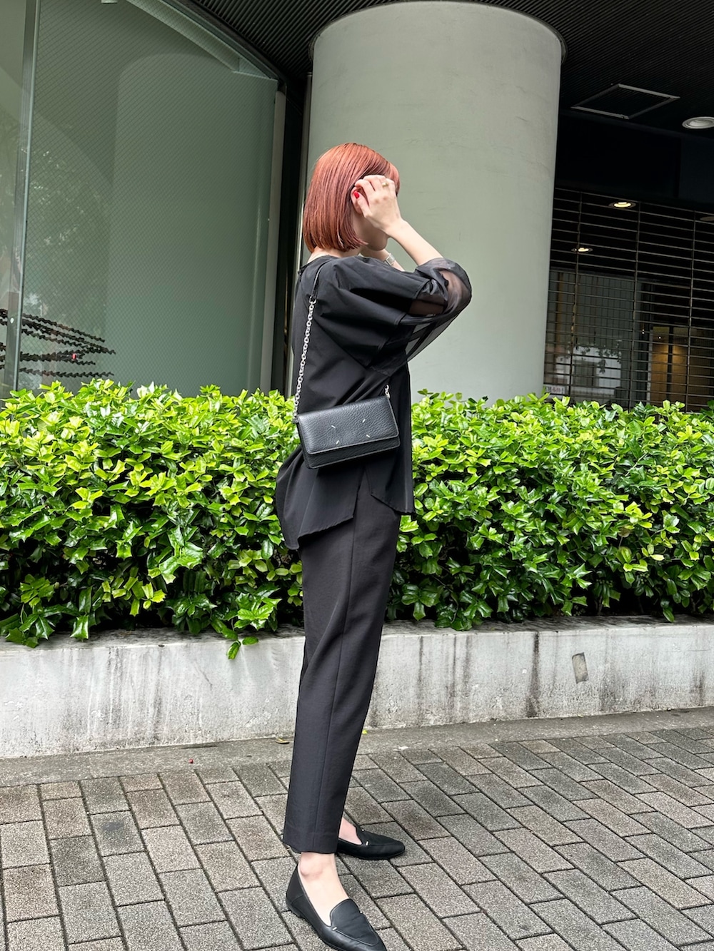 ブラック系のシャツ/ブラウス、ブラック系のその他パンツを着用したレディースの夏コーディネートの5枚目の写真