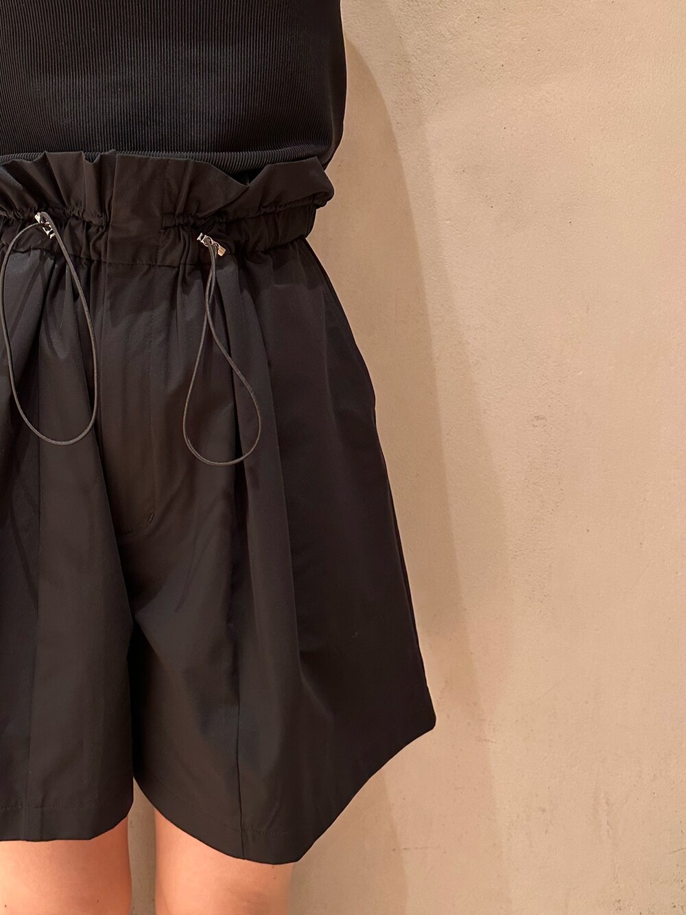 ブラック系のシャツ/ブラウス、ブラック系のその他パンツ、ブラック系のキャミソールを着用したレディースの冬コーディネートの9枚目の写真