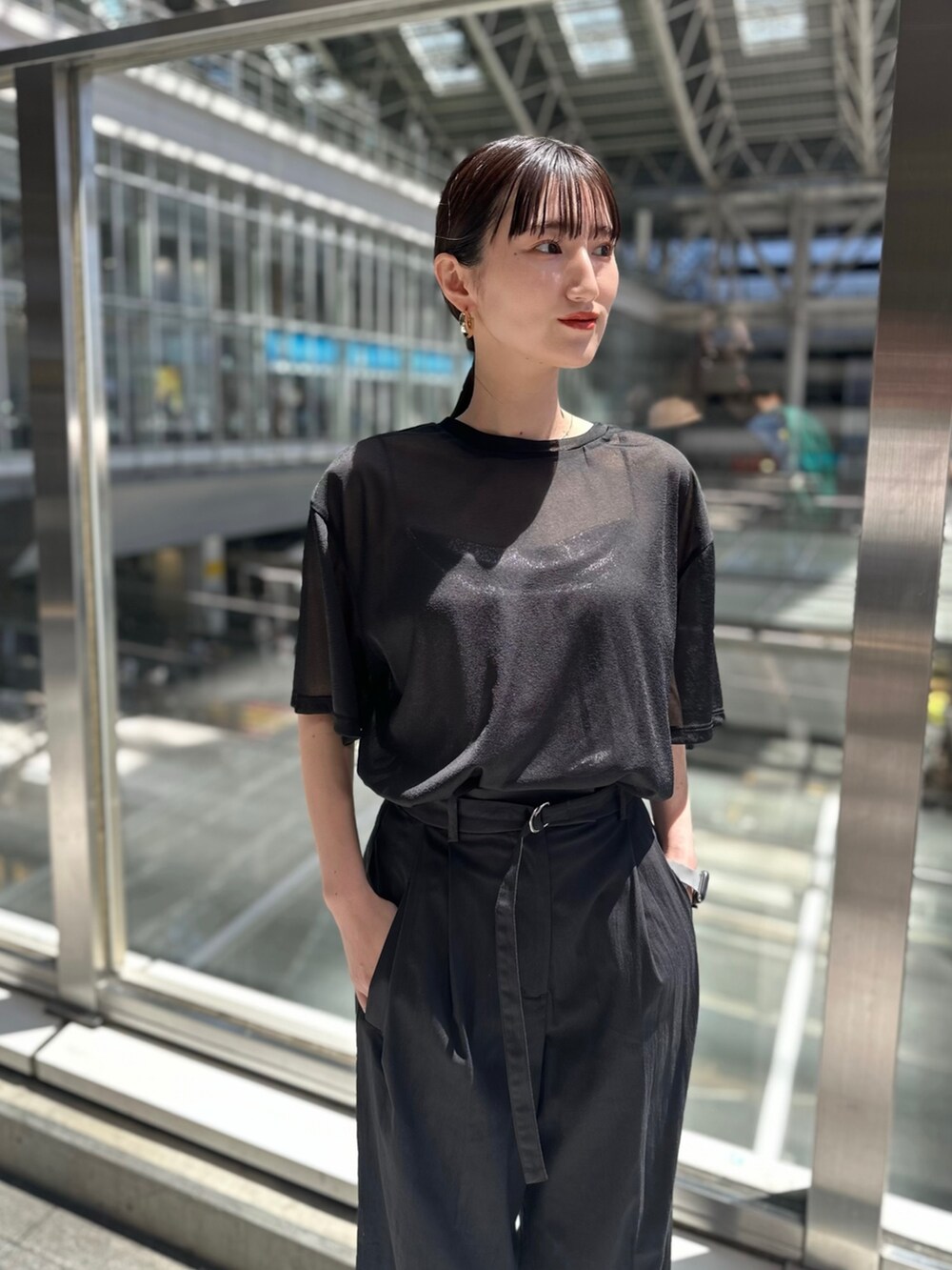 ブラック系のTシャツ/カットソー、ブラック系のその他パンツ、シルバー系のサンダルを着用したレディースの春コーディネートの2枚目の写真