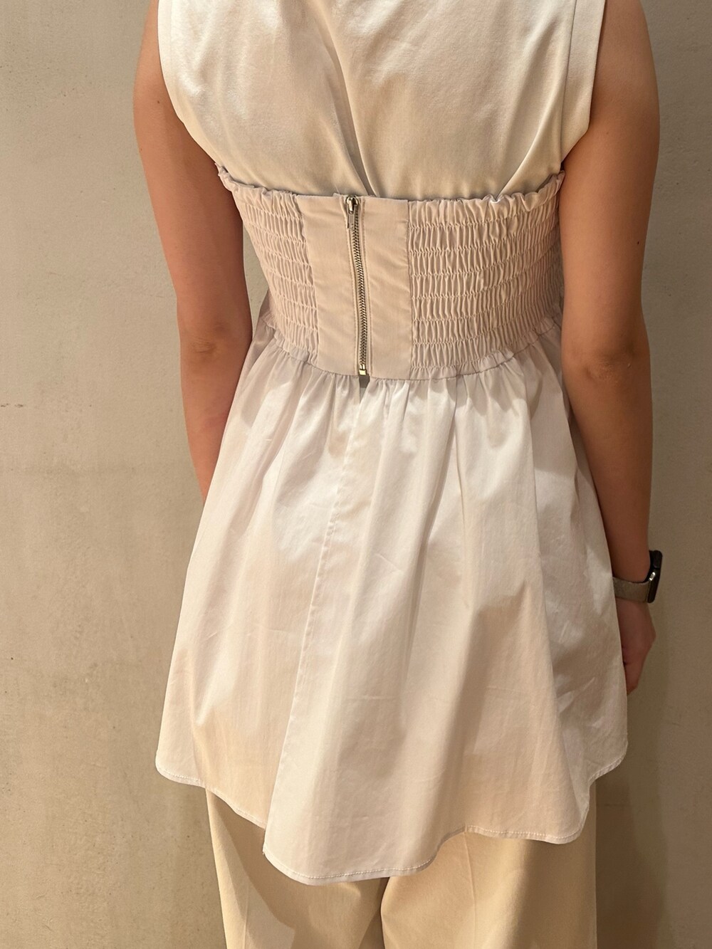 ホワイト系のタンクトップ、ホワイト系のその他パンツ、ゴールド系のパンプスを着用したレディースの春コーディネートの8枚目の写真