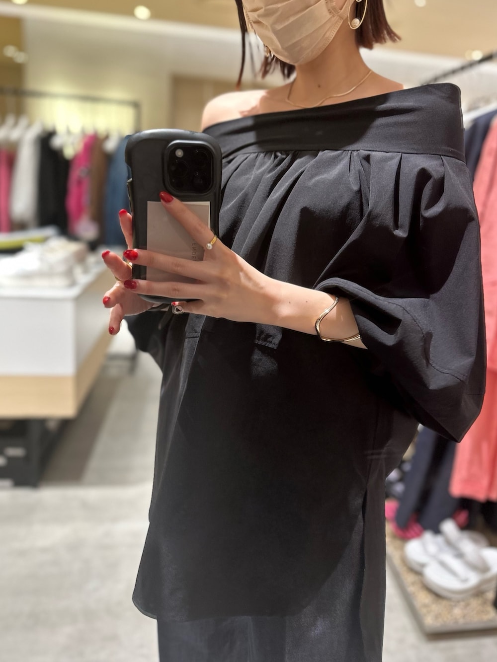 ブラック系のシャツ/ブラウス、ブルー系のその他パンツ、ホワイト系のサンダルを着用したレディースの冬コーディネートの3枚目の写真