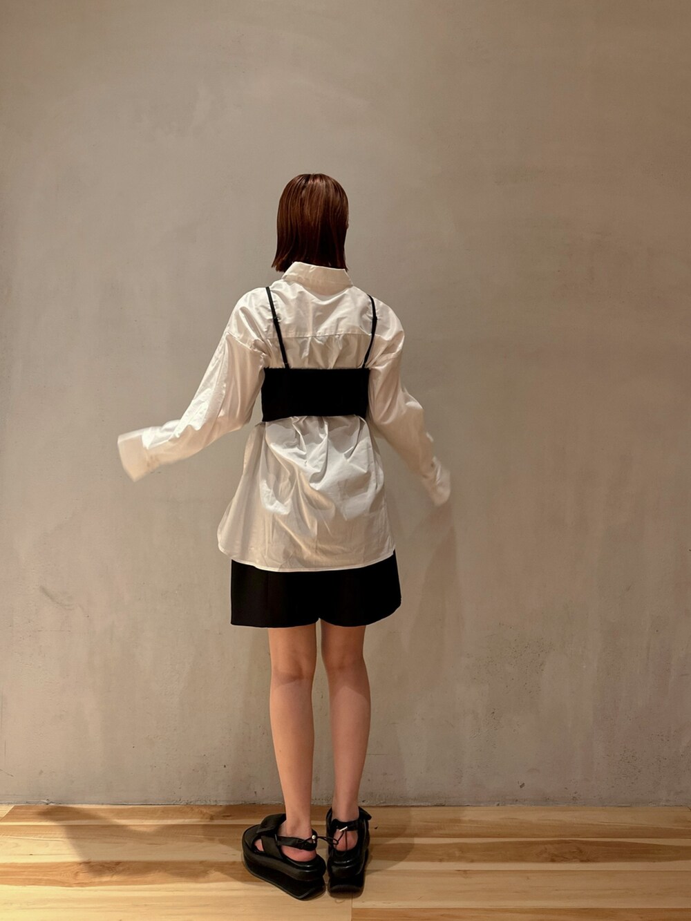 ブラック系のシャツ/ブラウス、ブラック系のその他パンツ、ブラック系のシューズを着用したレディースの秋コーディネートの4枚目の写真
