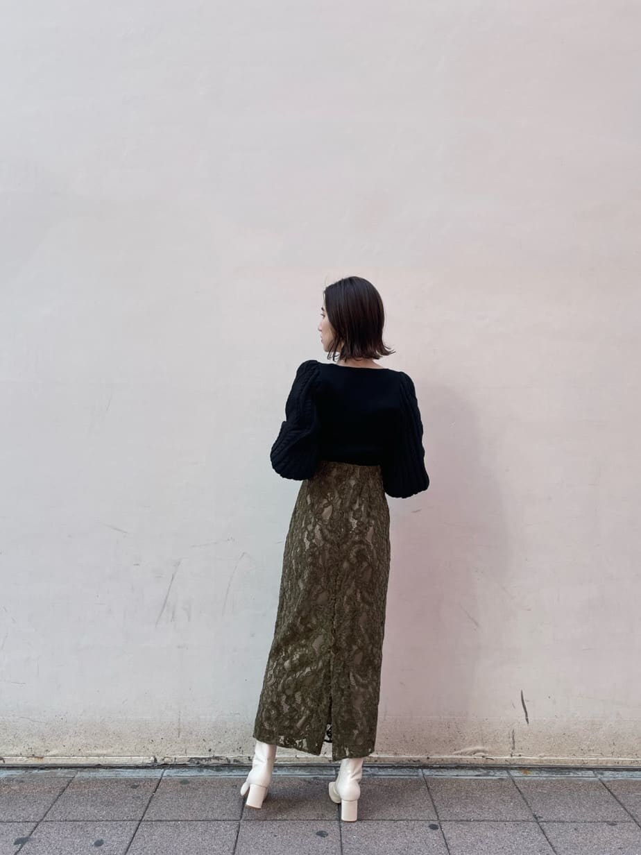 ホワイト系のその他シューズ、ベージュ系のその他アウター、ブラック系のニット/セーターを着用したレディースの冬コーディネートの3枚目の写真