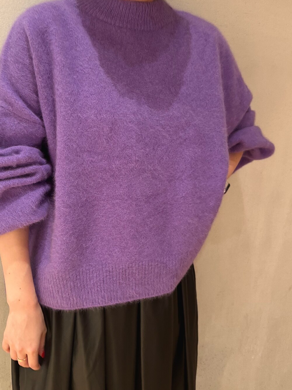 ブラック系のブーツ、ブラック系のジャンパースカート、パープル系のニット/セーターを着用したレディースの秋コーディネートの5枚目の写真