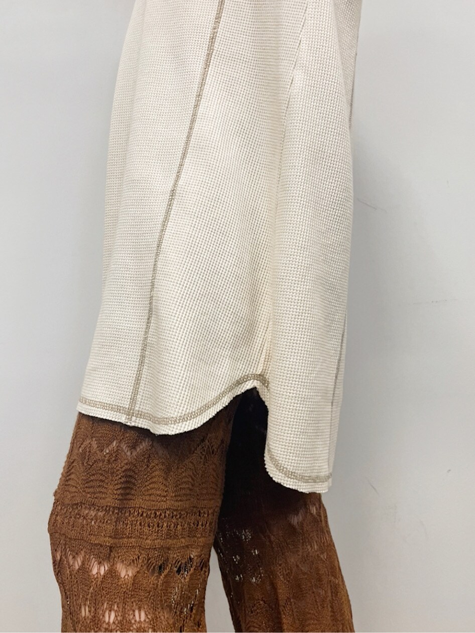 ブラウン系のその他パンツ、その他のその他シューズ、ホワイト系のTシャツ/カットソーを着用したレディースの春コーディネートの5枚目の写真