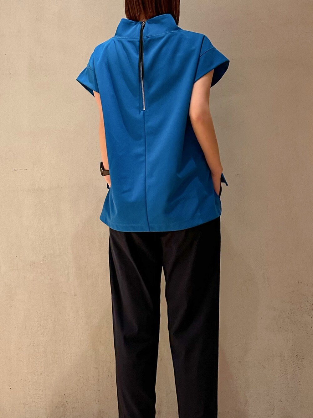 ブルー系のTシャツ/カットソー、ブルー系のその他パンツを着用したレディースの春コーディネートの5枚目の写真