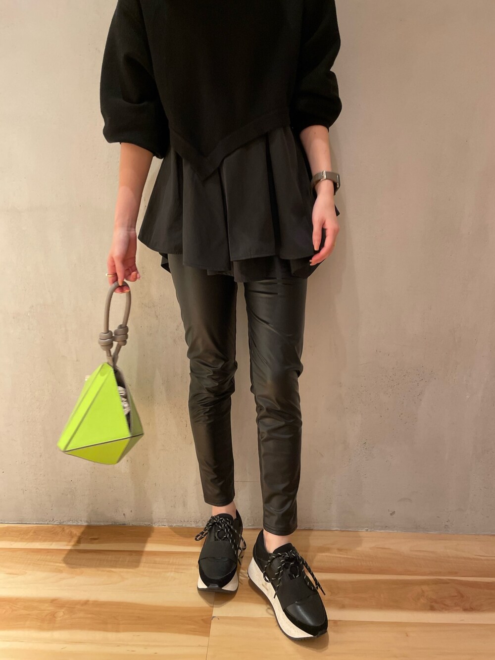 ブラック系のニット/セーター、ブラック系のその他パンツ、ブラック系のスニーカーを着用したレディースの秋コーディネートの3枚目の写真