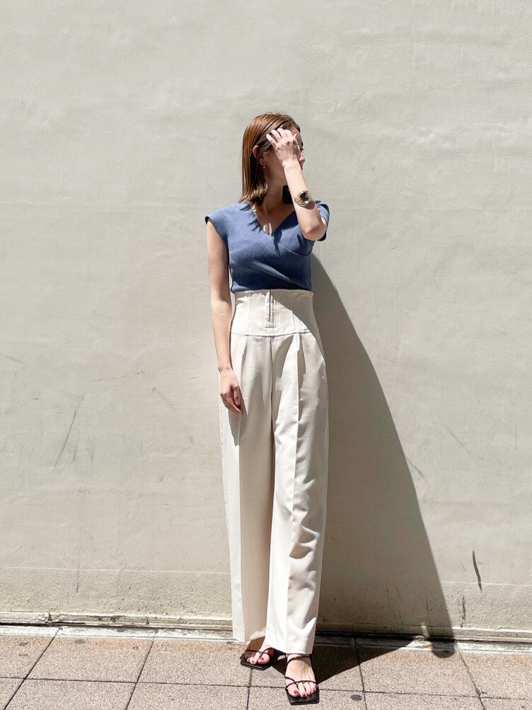 ホワイト系のその他パンツ、ブルー系のニット/セーター、ブラック系のサンダルを着用したレディースの春コーディネートの2枚目の写真