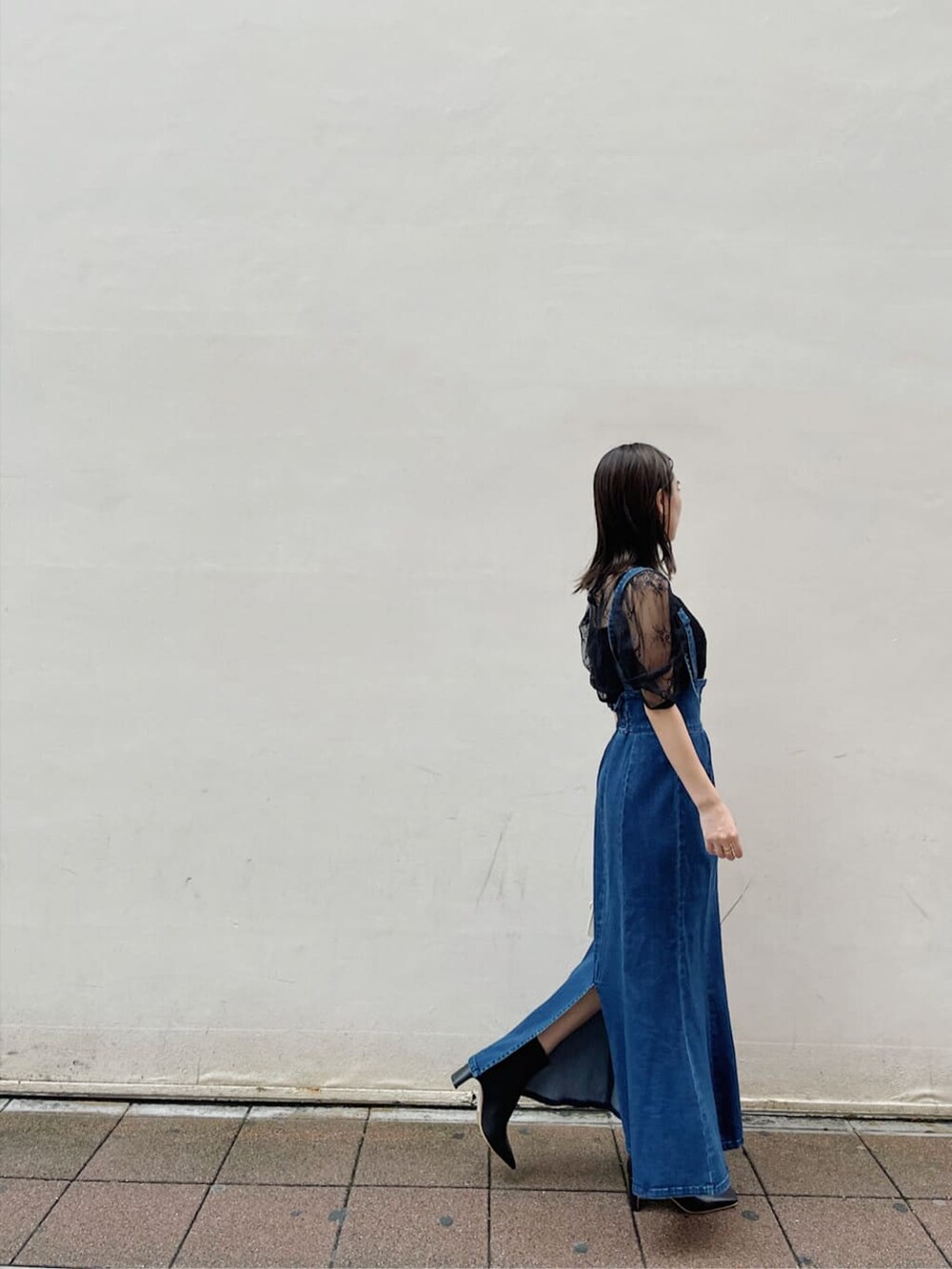 ブラック系のシャツ/ブラウス、ブルー系のスカート、ブラック系のその他シューズを着用したレディースの夏コーディネートの4枚目の写真