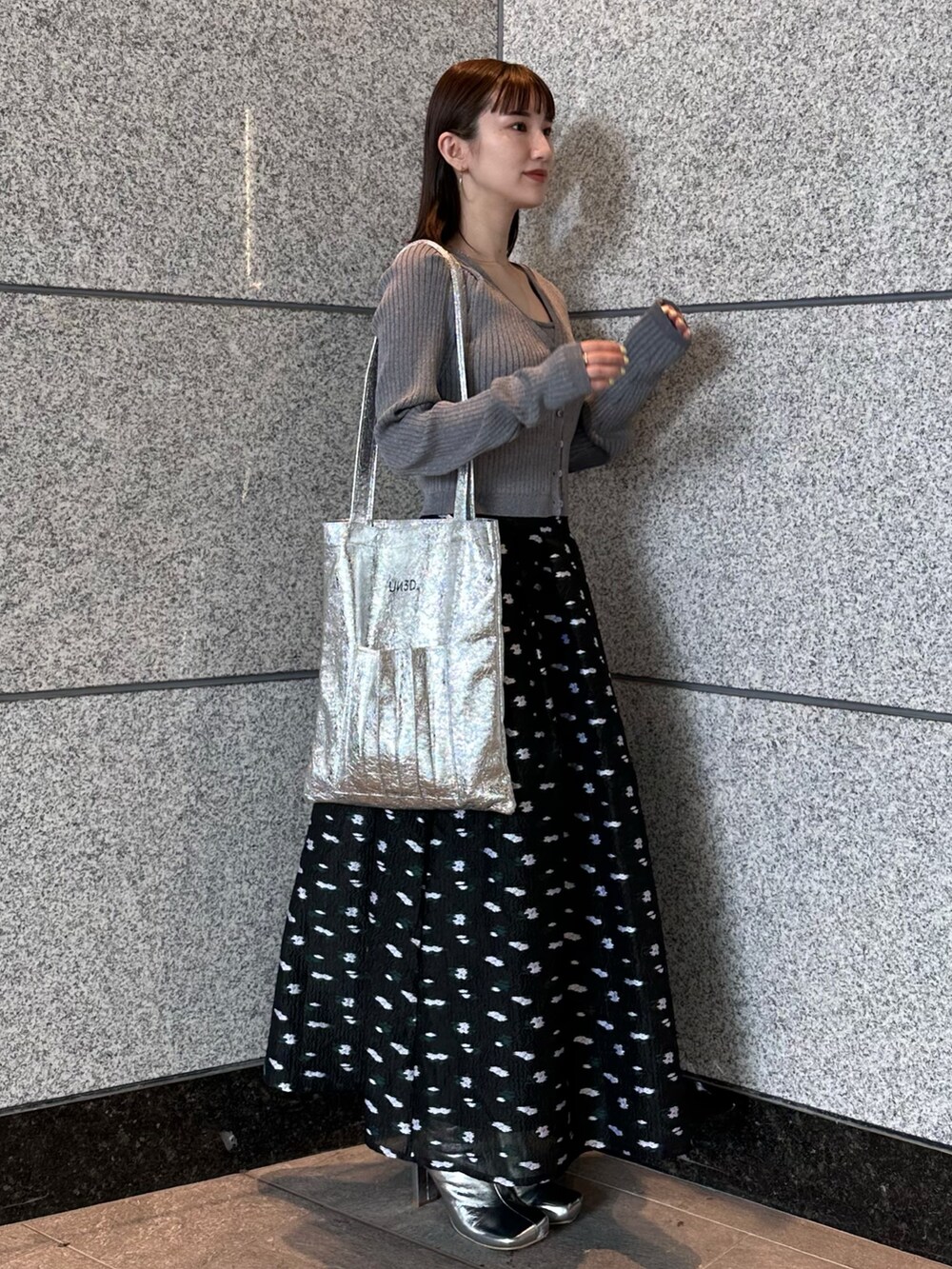 グレー系のカーディガン/ボレロ、その他のスカート、シルバー系のブーツを着用したレディースの夏コーディネートの3枚目の写真