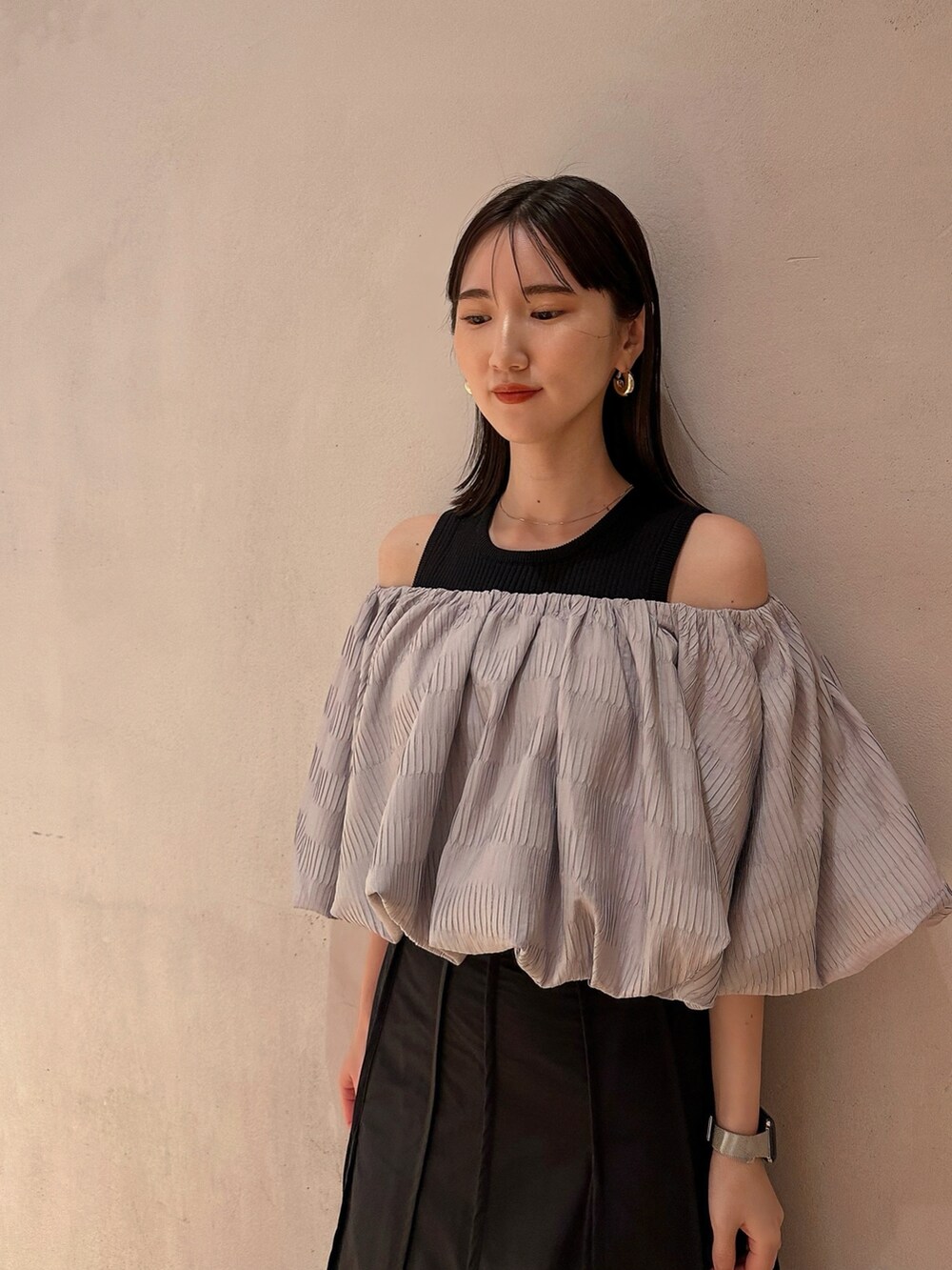 グレー系のシャツ/ブラウス、ブラック系のスカート、ブラック系のサンダルを着用したレディースの夏コーディネートの2枚目の写真