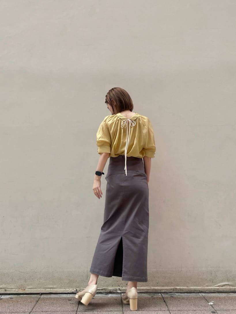 その他のパンプス、グレー系のスカート、イエロー系のシャツ/ブラウスを着用したレディースの夏コーディネートの8枚目の写真