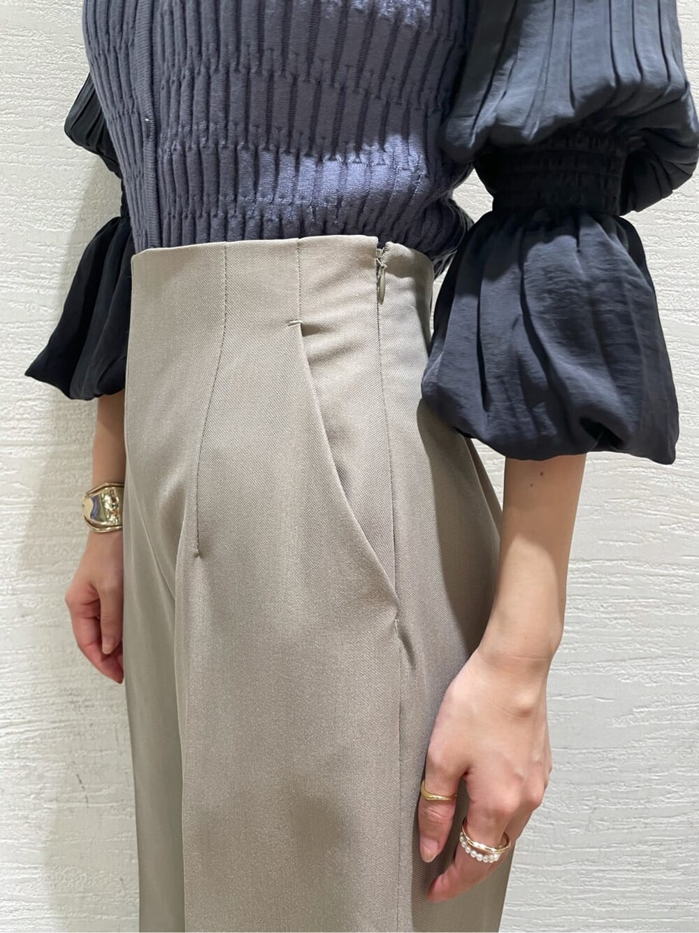 ブラック系のその他シューズ、ブルー系のニット/セーター、グレー系のその他パンツを着用したレディースの夏コーディネートの5枚目の写真