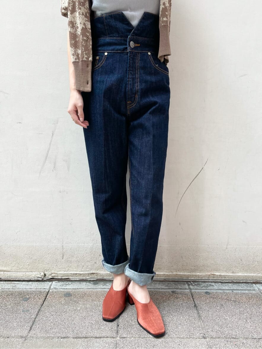 ブルー系のデニムパンツ、オレンジ系のスリッポン、ブラウン系のニット/セーターを着用したレディースの秋コーディネートの7枚目の写真