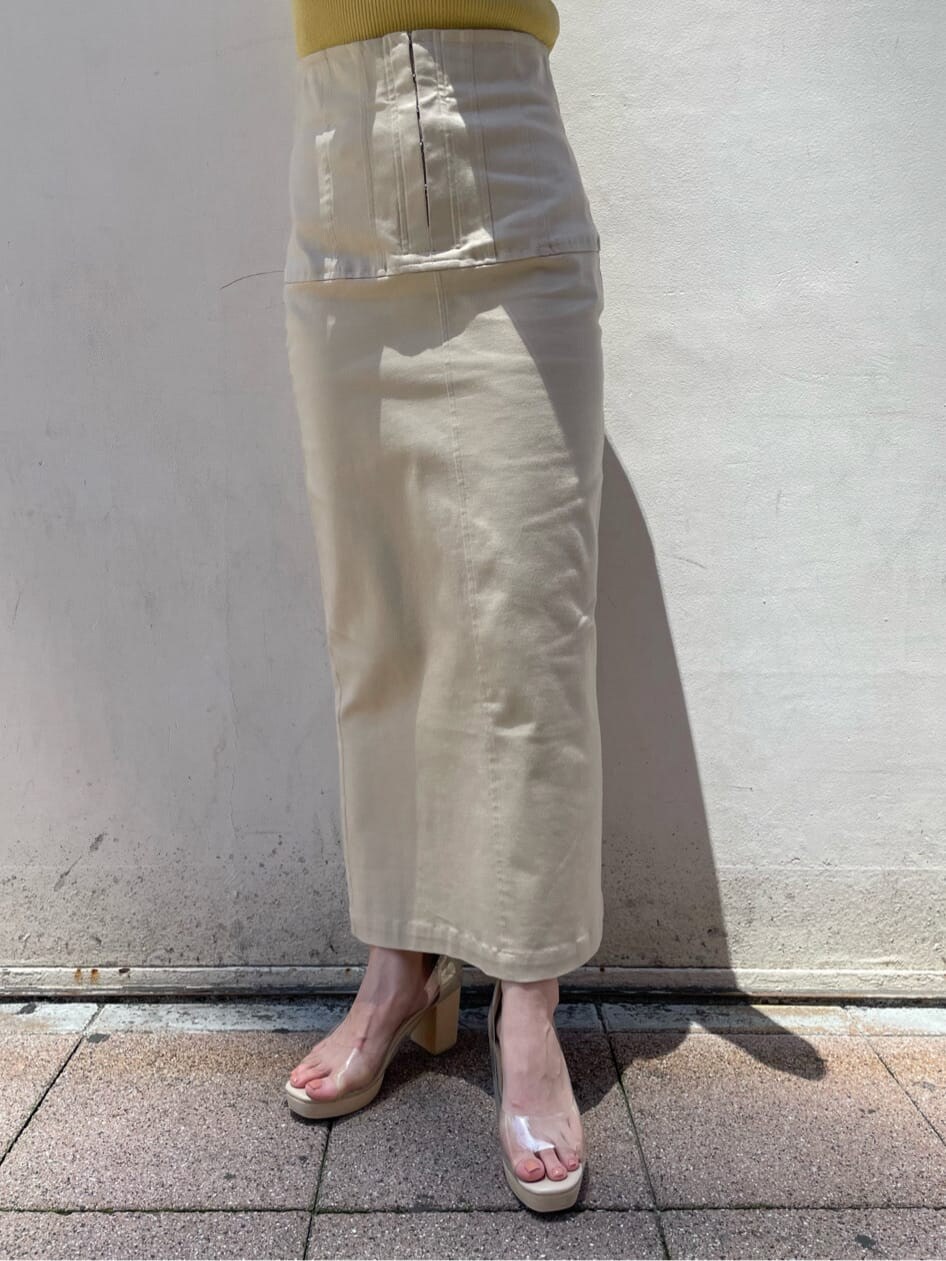 その他のパンプス、イエロー系のニット/セーター、ベージュ系のスカートを着用したレディースの夏コーディネートの7枚目の写真