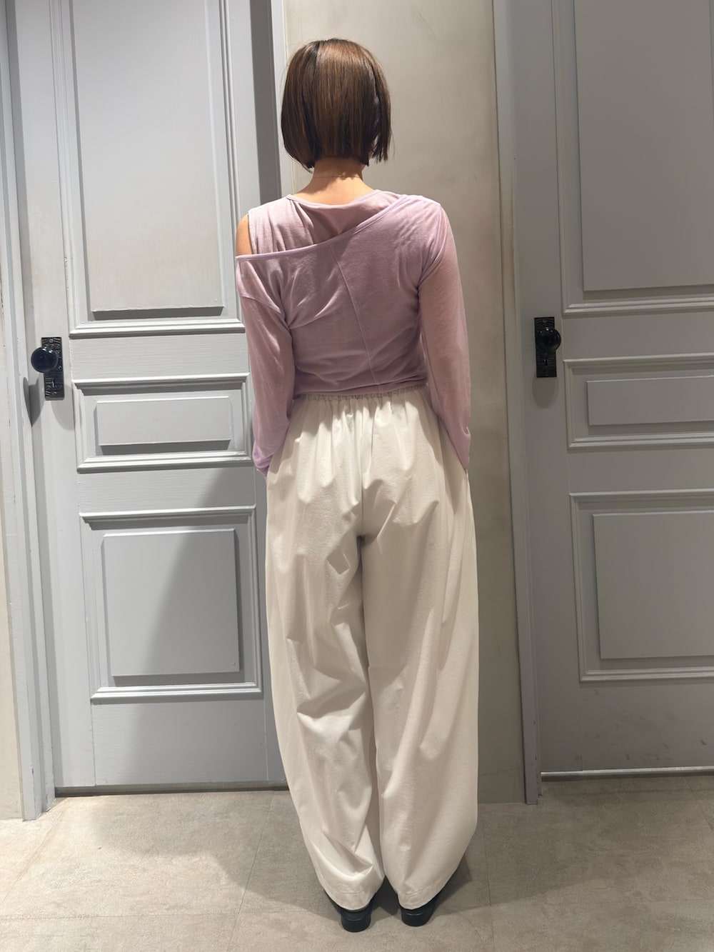 パープル系のTシャツ/カットソー、ホワイト系のその他パンツ、ブラック系のパンプスを着用したレディースの春コーディネートの4枚目の写真