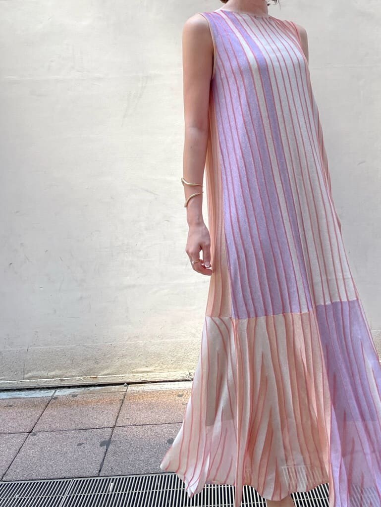 オレンジ系のワンピース、ブラック系のその他シューズを着用したレディースの夏コーディネートの3枚目の写真