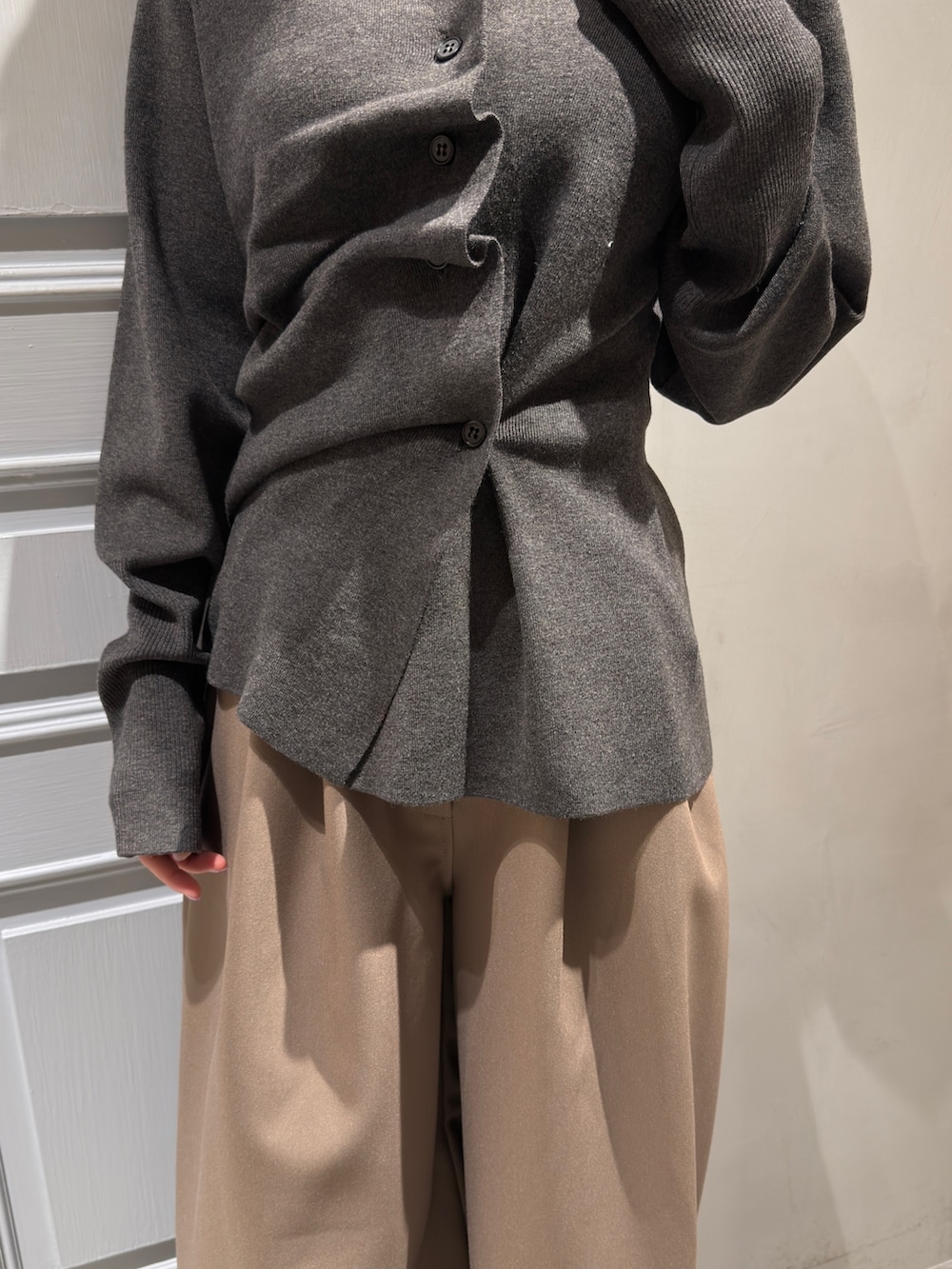 グレー系のニット/セーター、ブラウン系のその他パンツを着用したレディースの冬コーディネートの6枚目の写真