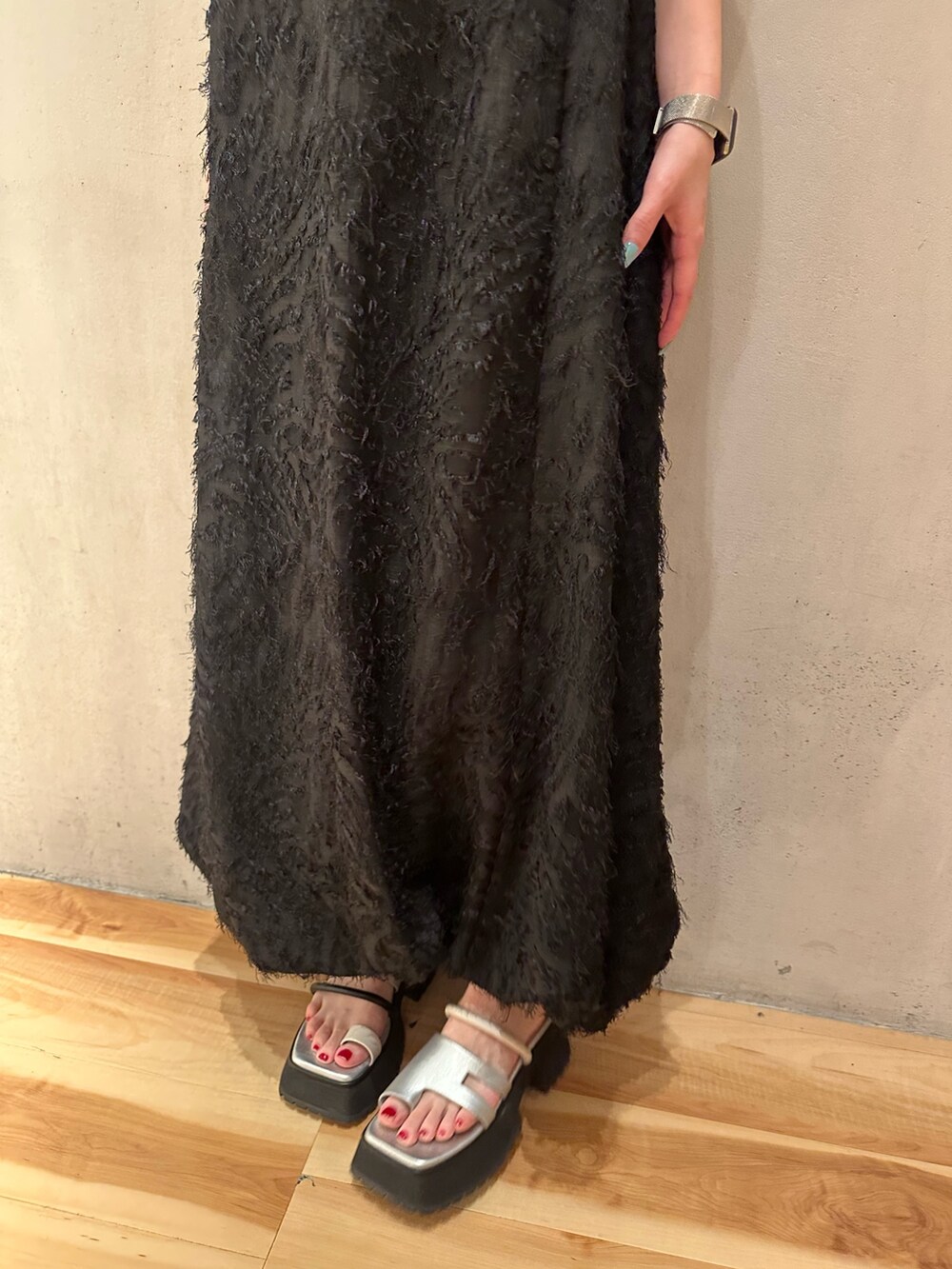 ブラック系のキャミソール、その他のサンダル、シルバー系のパンプスを着用したレディースの春コーディネートの7枚目の写真