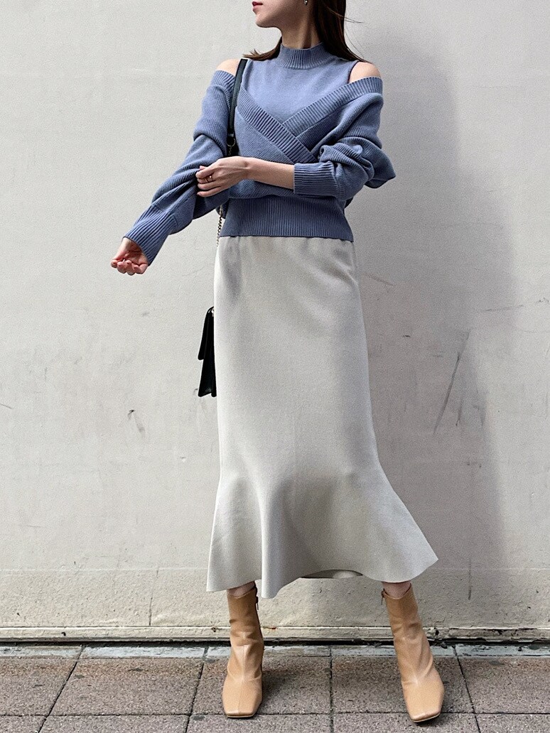 グレー系のスカート、ブルー系のニット/セーターを着用したレディースの冬コーディネートの4枚目の写真