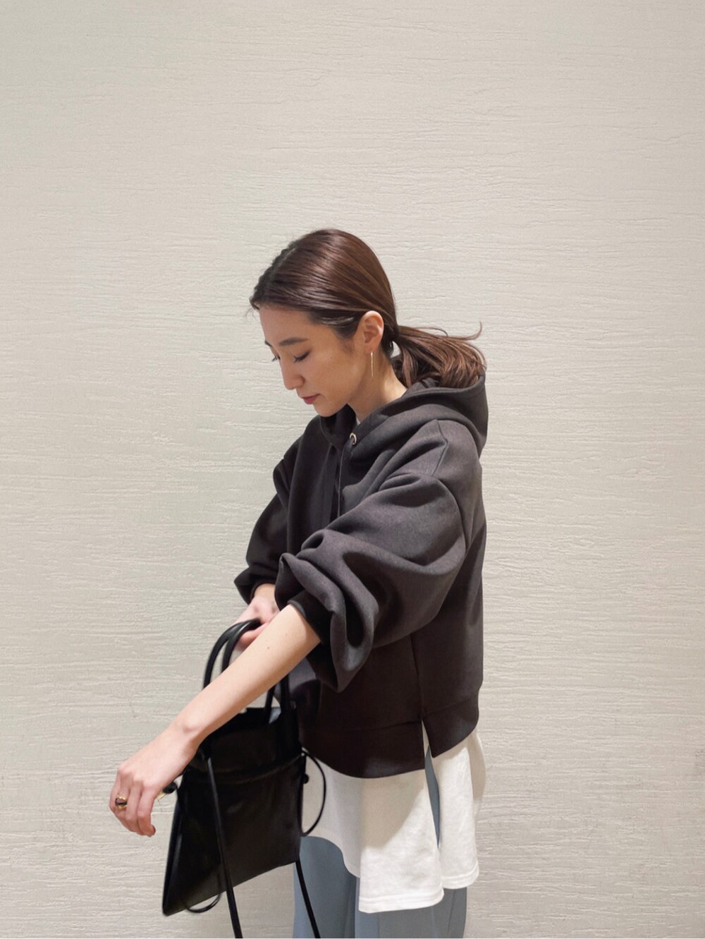 ホワイト系のTシャツ/カットソー、グレー系のパーカー、ブルー系のその他パンツを着用したレディースの冬コーディネートの5枚目の写真