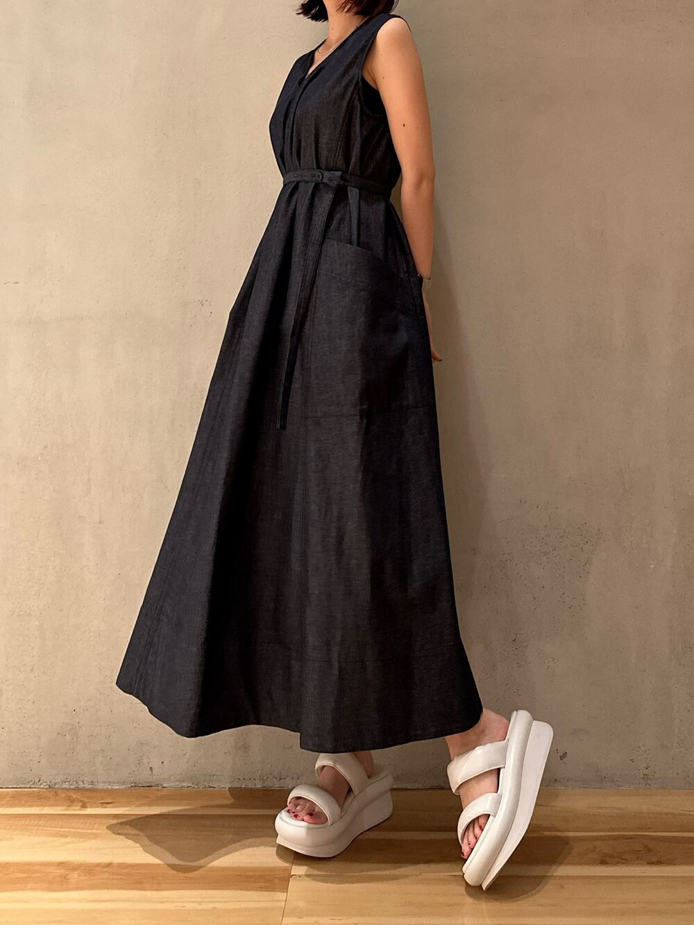 ホワイト系のサンダル、ブルー系のブルゾン、ブルー系のワンピースを着用したレディースの夏コーディネートの5枚目の写真