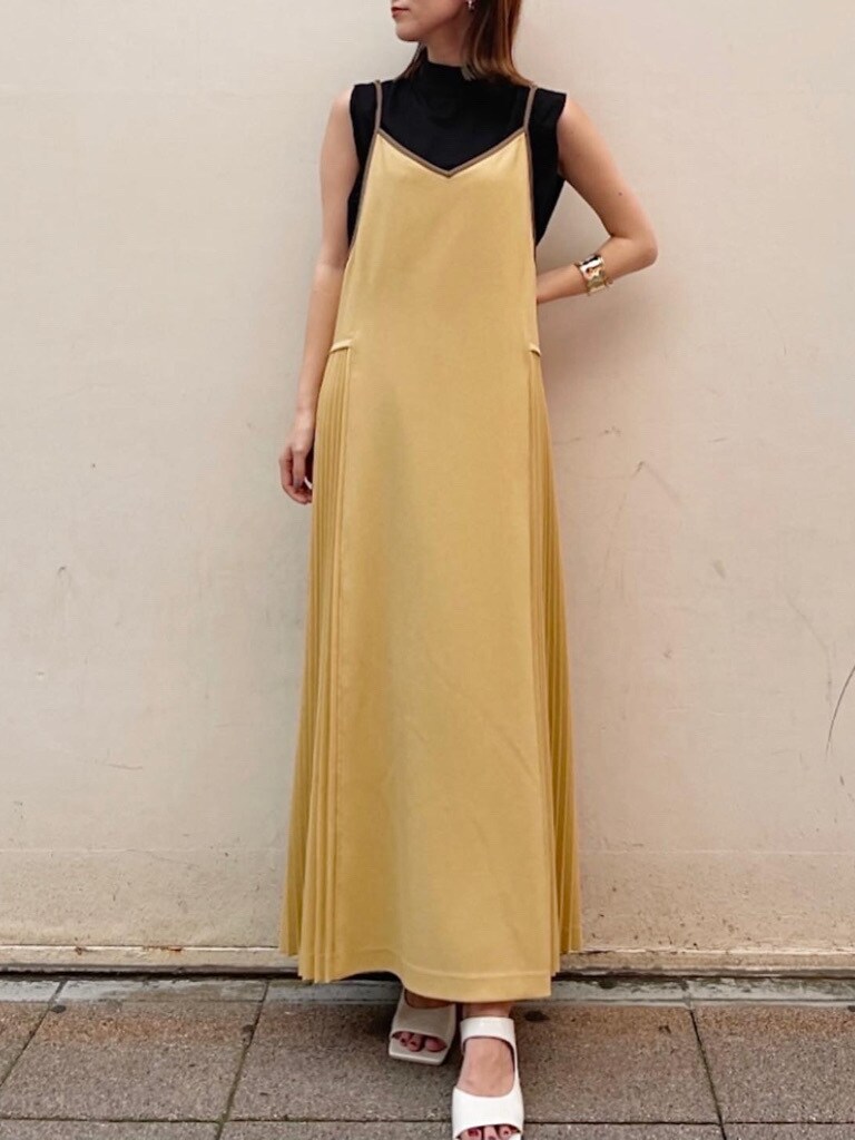 ホワイト系のサンダル、イエロー系のワンピース、ブラック系のTシャツ/カットソーを着用したレディースの春コーディネートの4枚目の写真