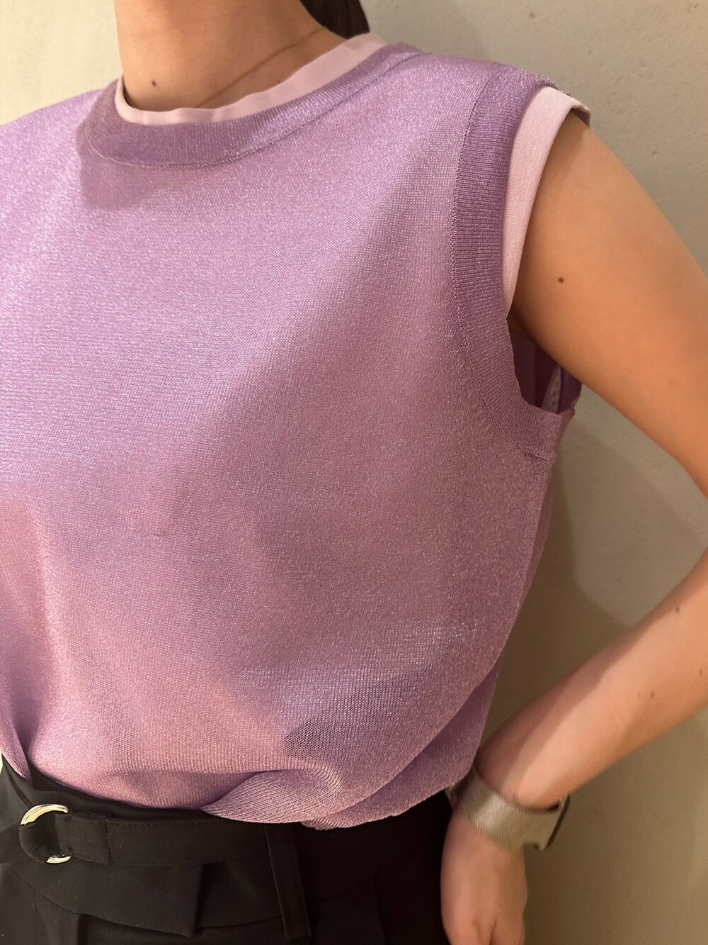 シルバー系のパンプス、パープル系のタンクトップ、パープル系のカーディガン/ボレロを着用したレディースの冬コーディネートの5枚目の写真