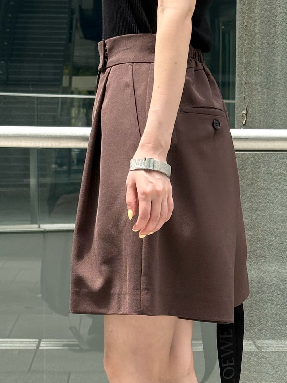 ブラウン系のテーラードジャケット、ブラウン系のその他パンツ、ブラック系のパンプスを着用したレディースの夏コーディネートの8枚目の写真