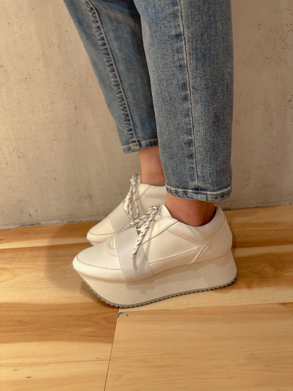 グリーン系のシャツ/ブラウス、ブルー系のデニムパンツ、ホワイト系のスニーカーを着用したレディースの春コーディネートの6枚目の写真