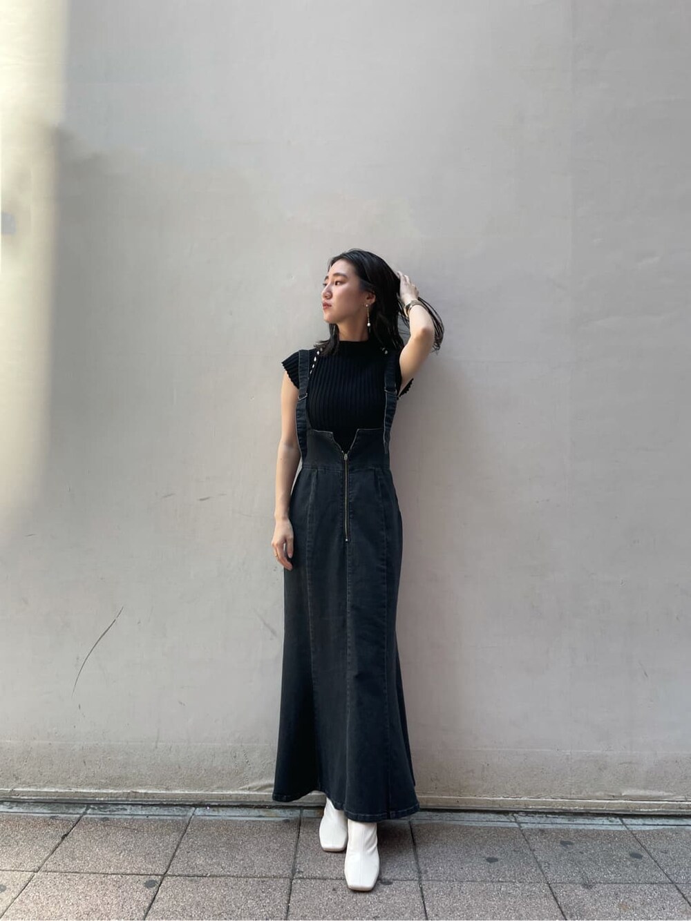 ブラック系のスカート、ホワイト系のその他シューズ、パープル系のその他アウターを着用したレディースの夏コーディネートの2枚目の写真