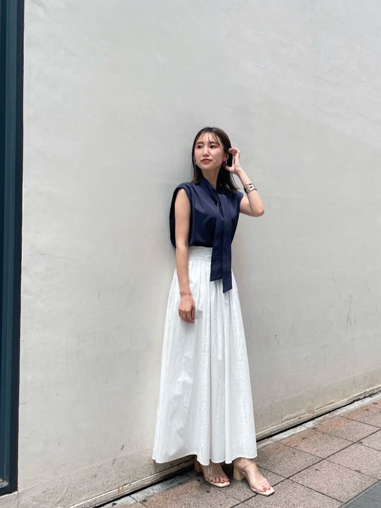 その他のその他シューズ、ブルー系のシャツ/ブラウス、ホワイト系のスカートを着用したレディースの夏コーディネートの2枚目の写真