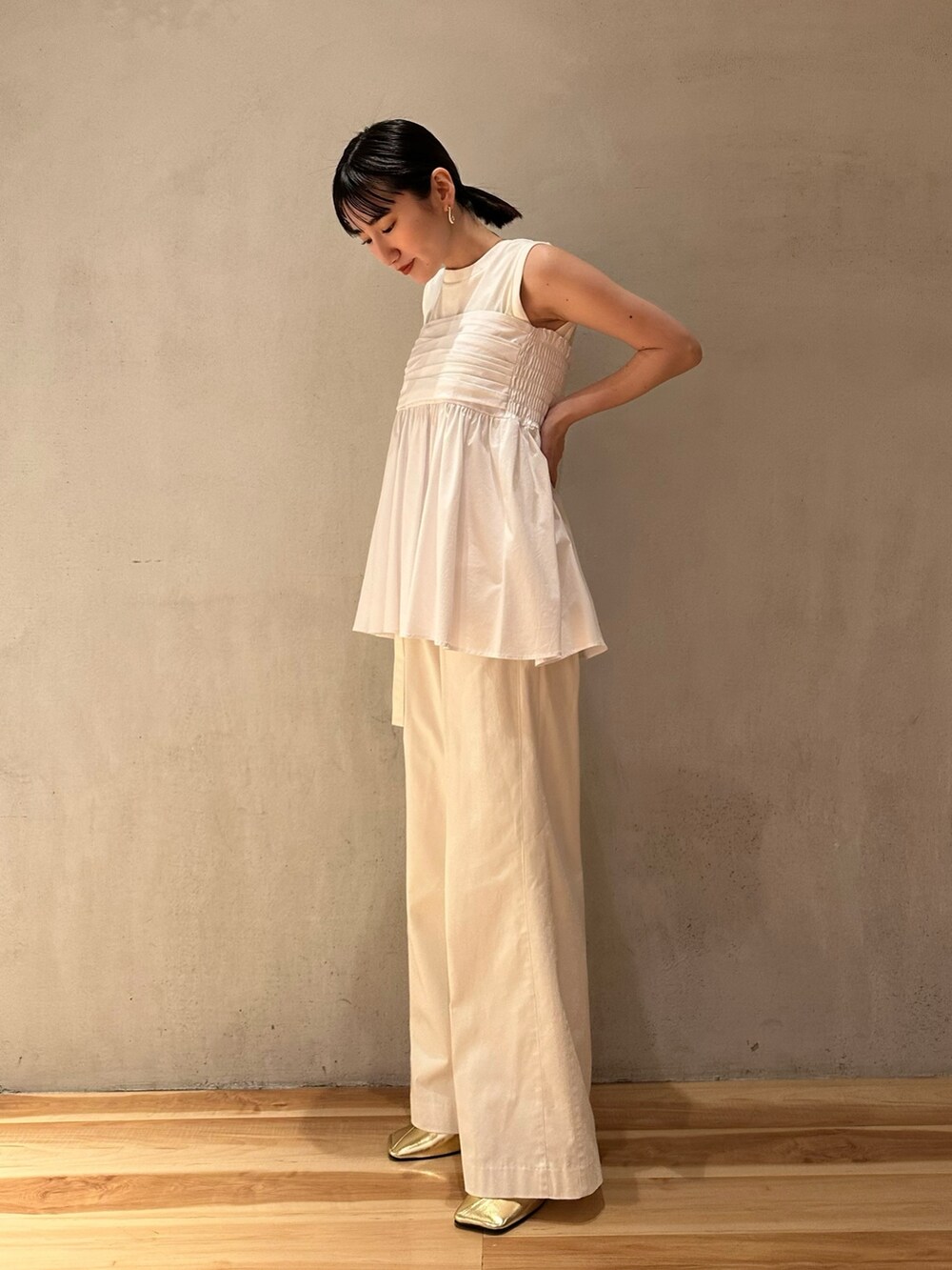 ホワイト系のタンクトップ、ホワイト系のその他パンツ、ゴールド系のパンプスを着用したレディースの春コーディネートの4枚目の写真