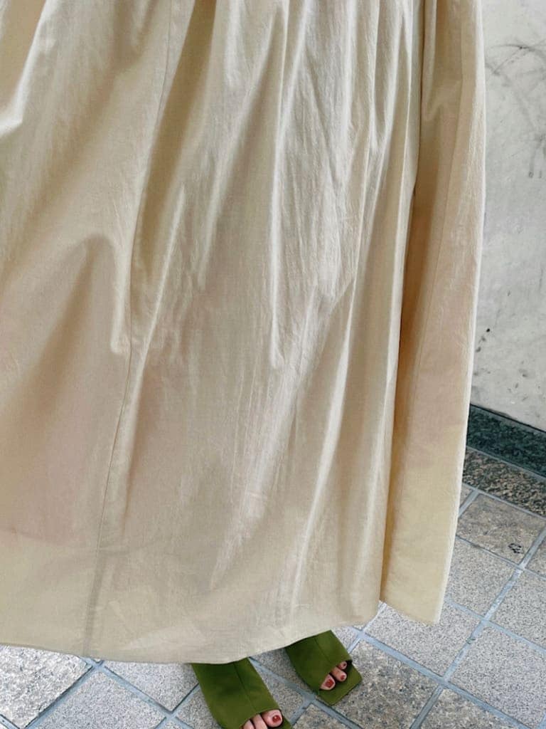 ベージュ系のサンダル、ベージュ系のシャツ/ブラウス、ホワイト系のワンピースを着用したレディースの夏コーディネートの7枚目の写真