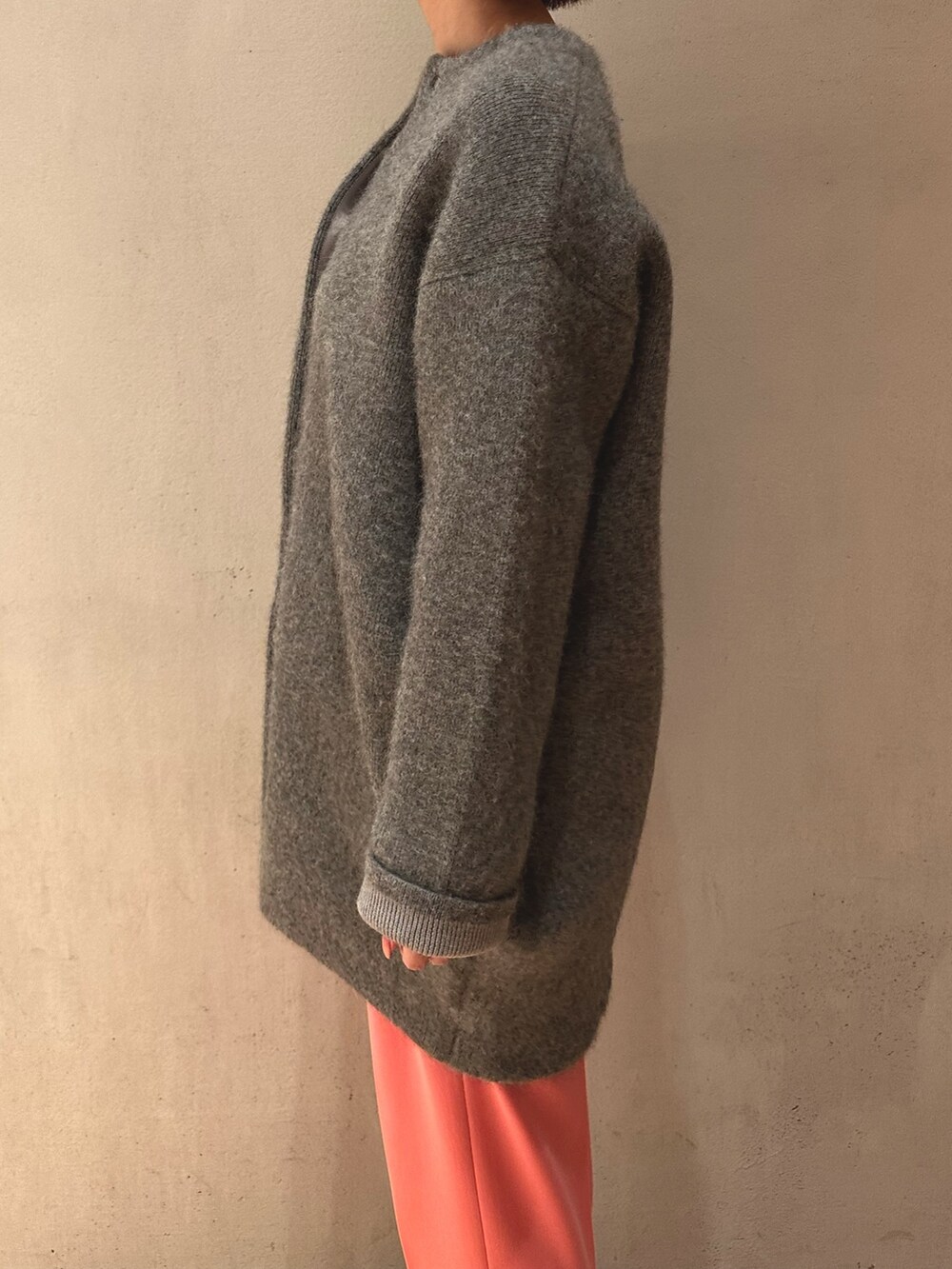 ブラック系のスニーカー、ピンク系のその他パンツ、ホワイト系のシャツ/ブラウスを着用したレディースの秋コーディネートの10枚目の写真