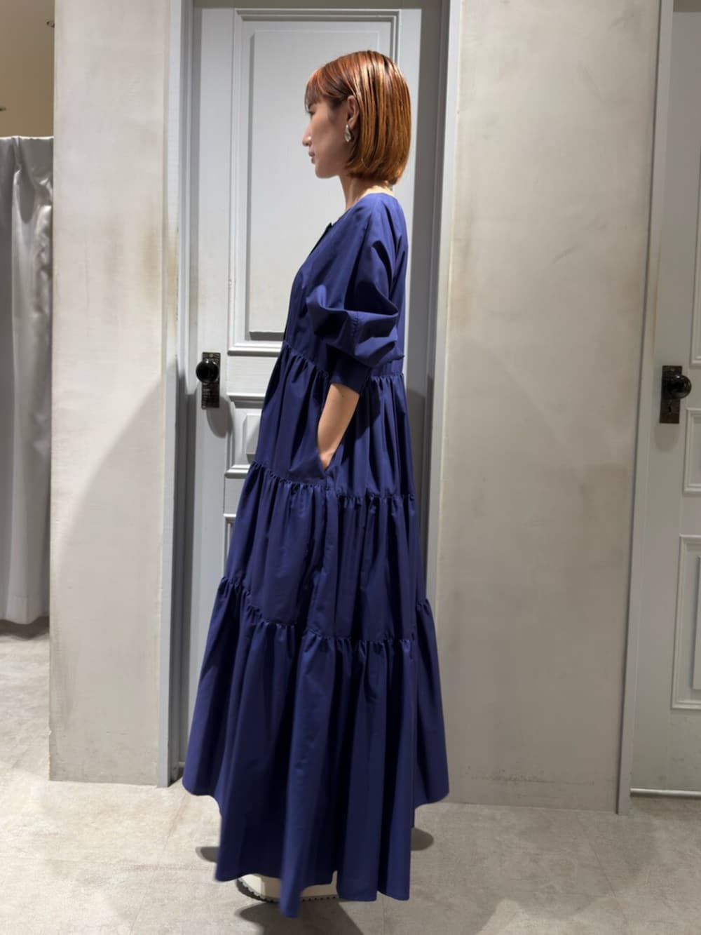 ブルー系のワンピース、グレー系のスニーカーを着用したレディースの秋コーディネートの3枚目の写真