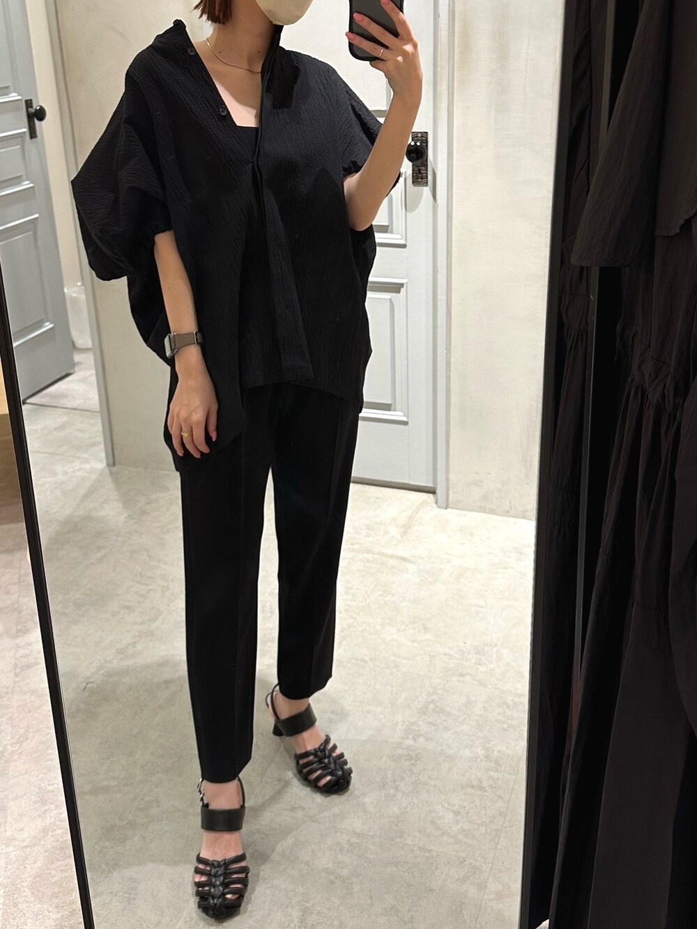 ブラック系のその他パンツ、ブラック系のサンダル、ブラック系のシャツ/ブラウスを着用したレディースの春コーディネートの4枚目の写真