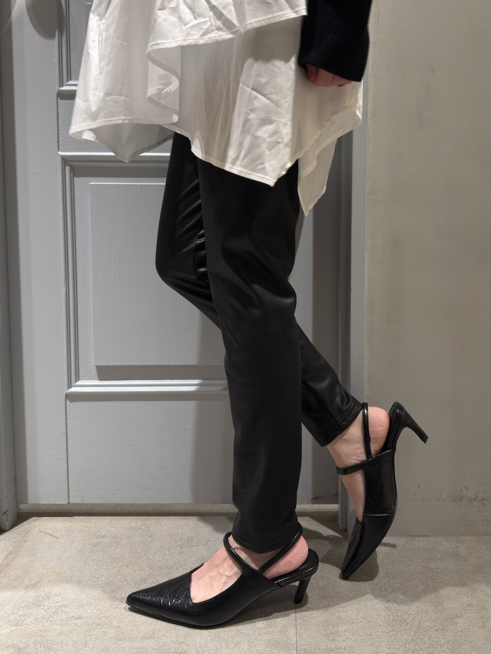 ブラック系のニット/セーター、ブラック系のその他パンツ、ブラック系のパンプスを着用したレディースの秋コーディネートの9枚目の写真