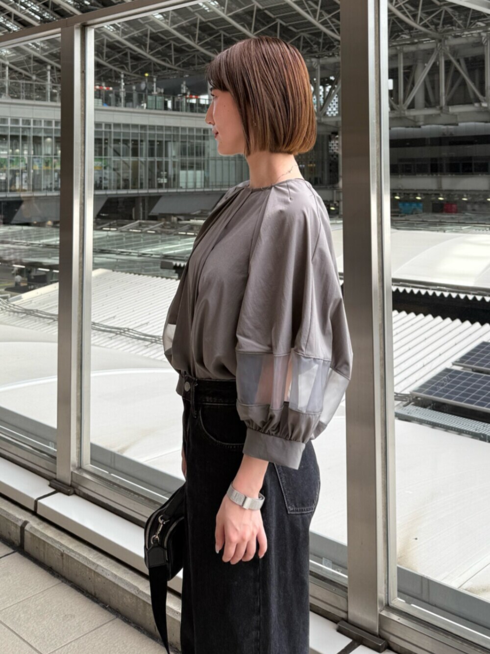 ブラック系のデニムパンツ、グレー系のシャツ/ブラウスを着用したレディースの夏コーディネートの5枚目の写真