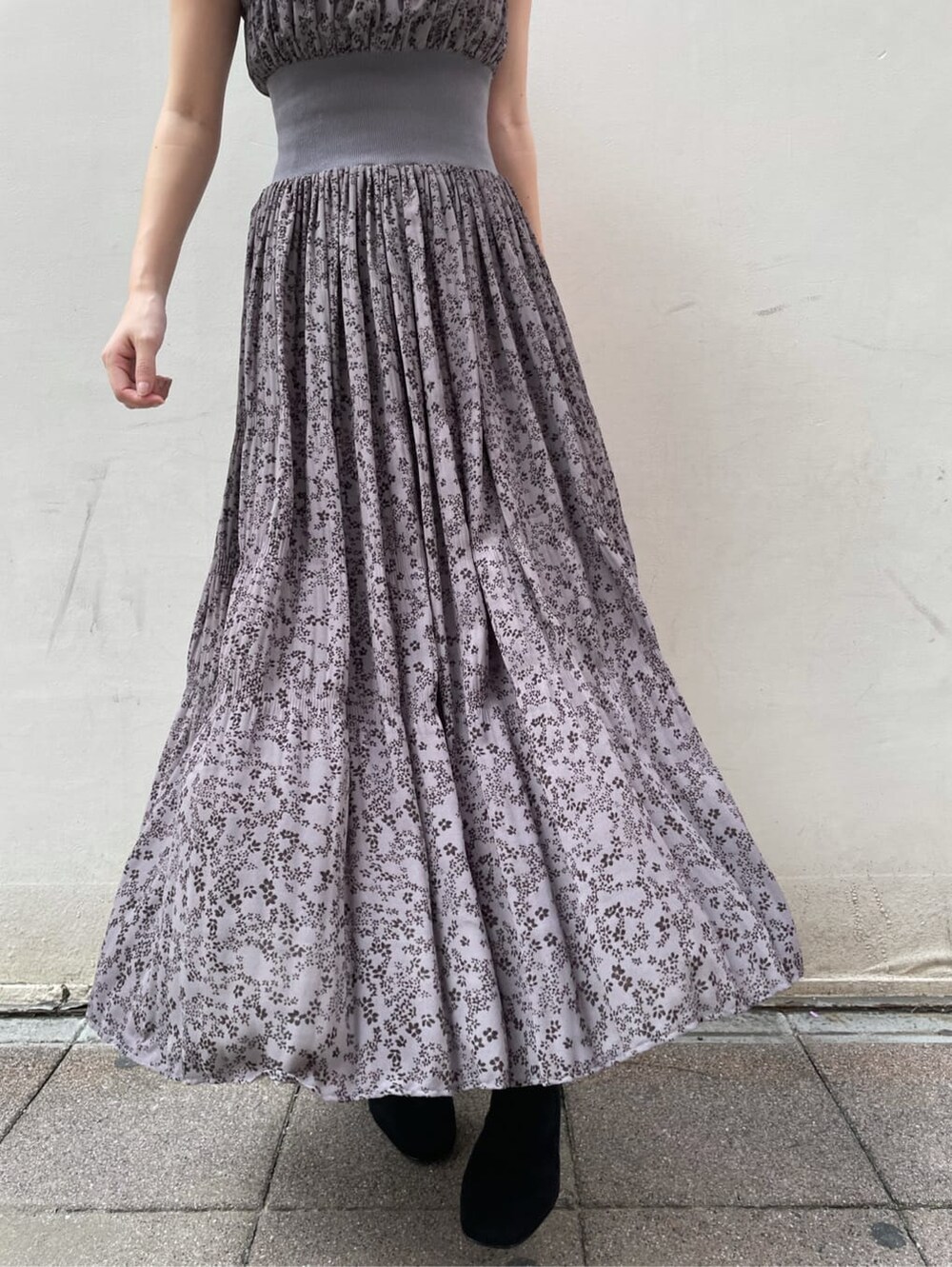 グレー系のワンピース、ホワイト系のカーディガン/ボレロ、ホワイト系のピアス（両耳用）を着用したレディースの秋コーディネートの7枚目の写真