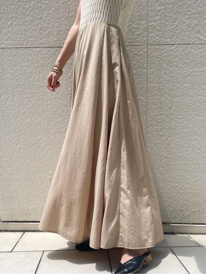 ホワイト系のワンピース、ゴールド系のピアス（両耳用）を着用したレディースの夏コーディネートの5枚目の写真