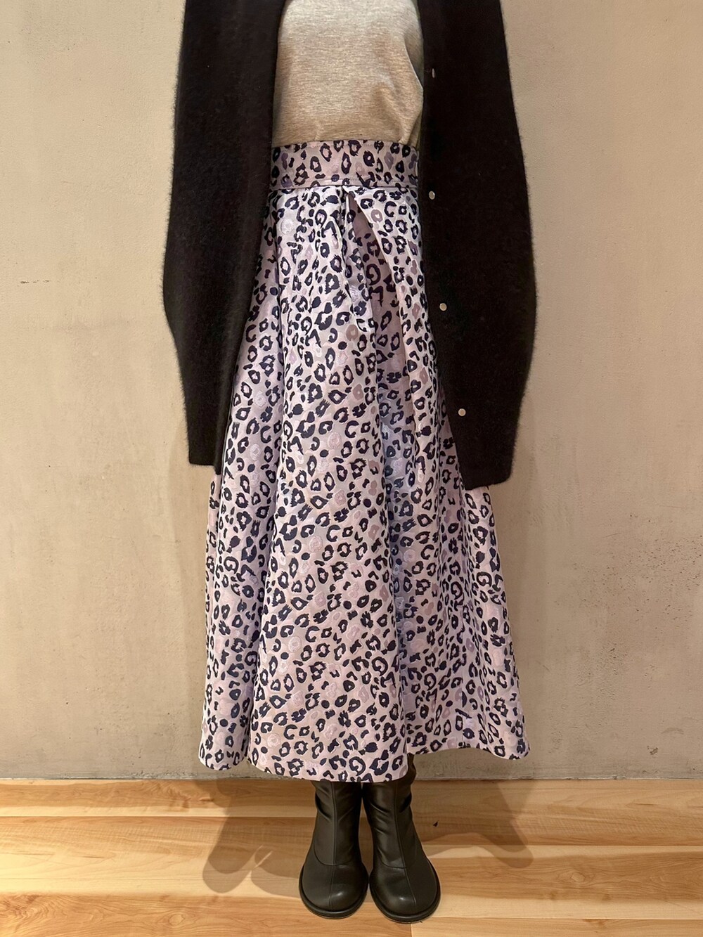 ブラック系のカーディガン/ボレロ、グレー系のTシャツ/カットソー、パープル系のスカートを着用したレディースの冬コーディネートの5枚目の写真