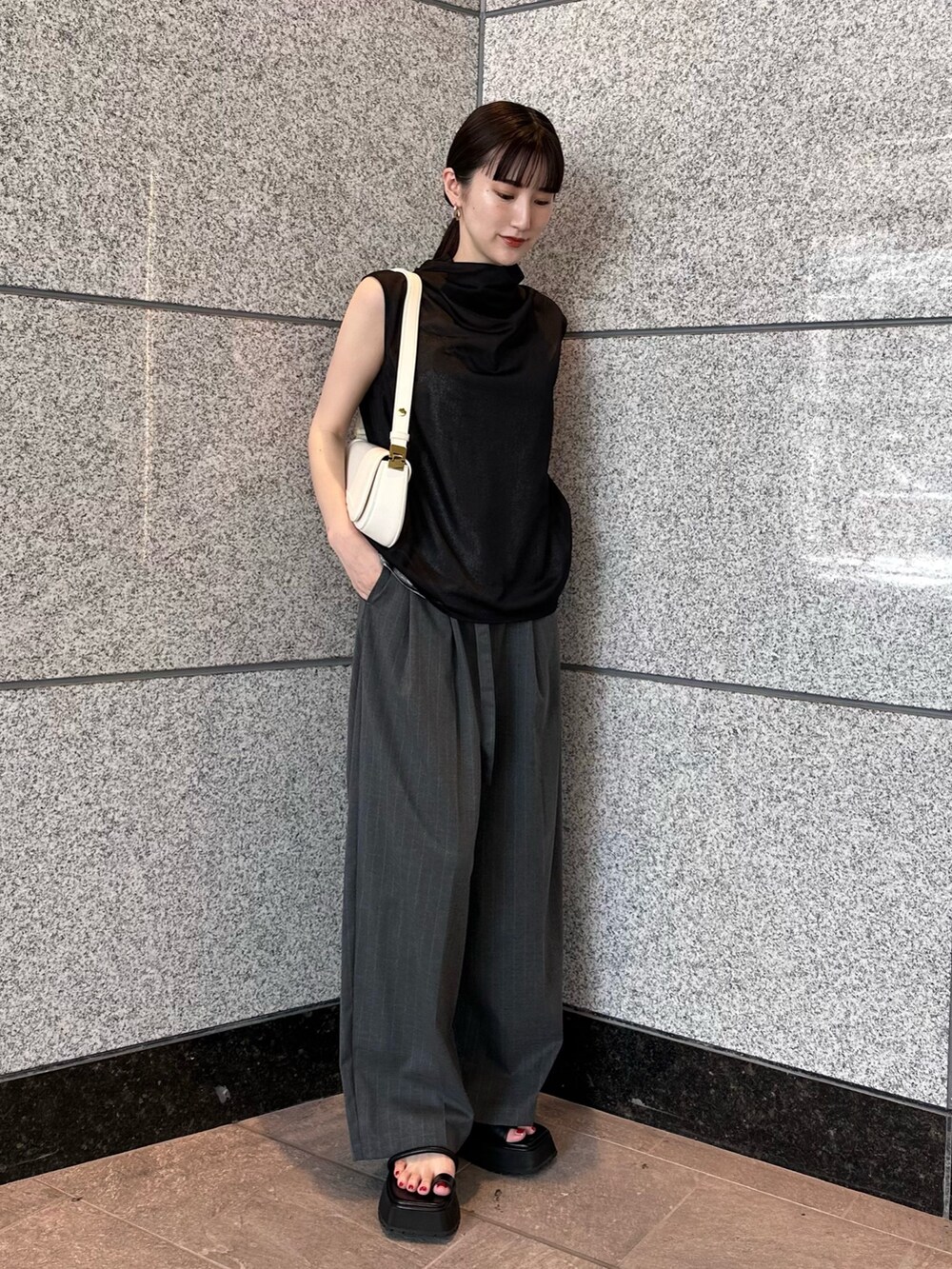 グレー系のその他パンツ、ブラック系のシャツ/ブラウス、ブラック系のサンダルを着用したレディースの夏コーディネートの2枚目の写真