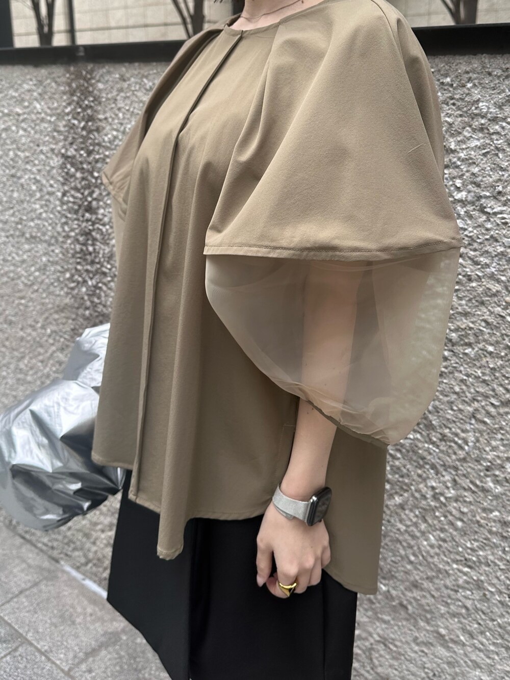 ベージュ系のシャツ/ブラウス、ブラック系のその他パンツ、シルバー系のショルダーバッグを着用したレディースの春コーディネートの5枚目の写真